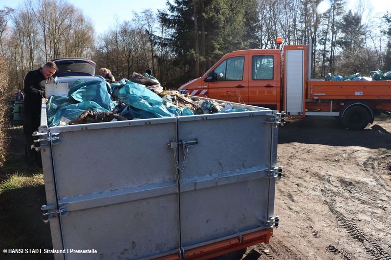 Abholbereit - ein Container mit Müll Abholbereit - ein Container mit Müll