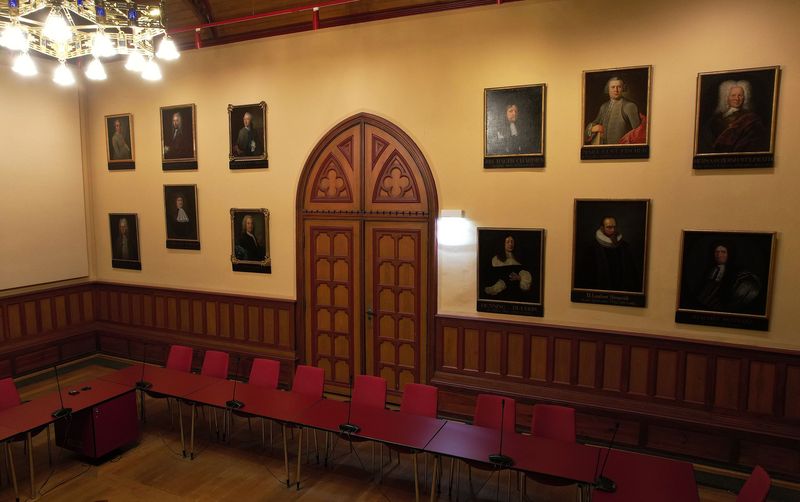 Vor der Restaurierung der Bürgermeister-Portraitsammlung Vor der Restaurierung der Bürgermeister-Portraitsammlung