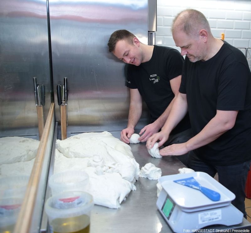 Mit viel Fingerspitzen Gefühl bereiten Alexander Badrow und Matteo Kohlmeyer Mit viel Fingerspitzen Gefühl bereiten Alexander Badrow und Matteo Kohlmeyer